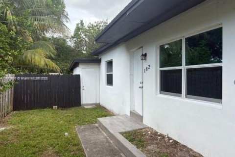 Casa en alquiler en Miami, Florida, 3 dormitorios, 142.42 m2 № 1931777 - foto 1