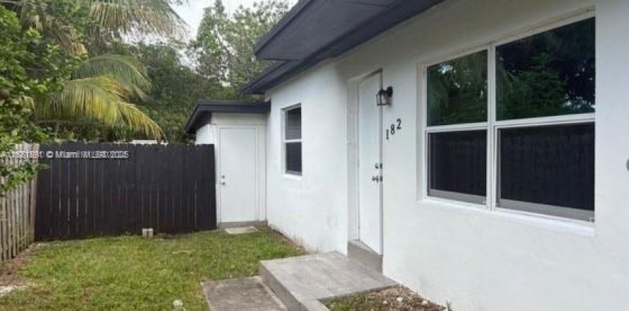 Casa en Miami, Florida 3 dormitorios, 142.42 m2 № 1931777