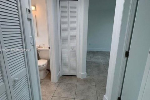 Casa en alquiler en Miami, Florida, 3 dormitorios, 142.42 m2 № 1931777 - foto 11