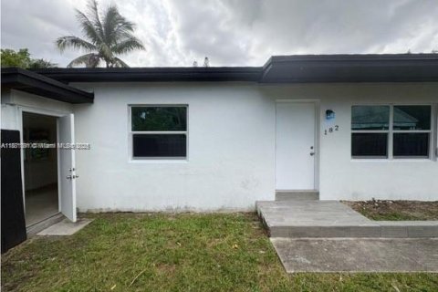 Casa en alquiler en Miami, Florida, 3 dormitorios, 142.42 m2 № 1931777 - foto 2
