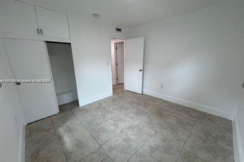 Casa en alquiler en Miami, Florida, 3 dormitorios, 142.42 m2 № 1931777 - foto 15