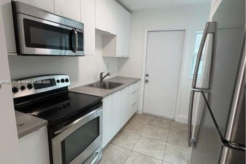 Casa en alquiler en Miami, Florida, 3 dormitorios, 142.42 m2 № 1931777 - foto 5