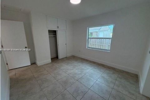 Casa en alquiler en Miami, Florida, 3 dormitorios, 142.42 m2 № 1931777 - foto 14