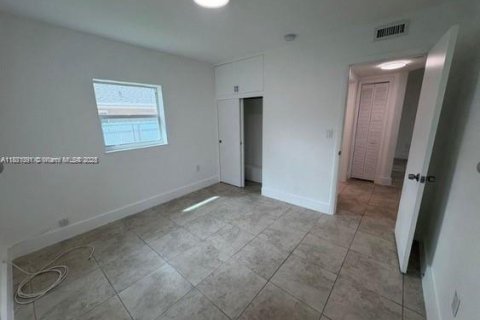 Casa en alquiler en Miami, Florida, 3 dormitorios, 142.42 m2 № 1931777 - foto 13