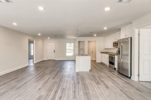 House in Sebring, Florida 3 bedrooms, 142.42 sq.m. № 1803667 - photo 8