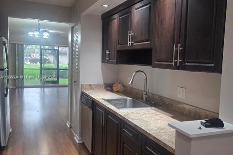 Condo in Pembroke Pines, Florida, 2 bedrooms  № 1941346 - photo 1