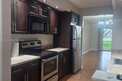 Condo in Pembroke Pines, Florida, 2 bedrooms  № 1941346 - photo 2