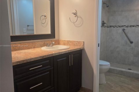 Condo in Pembroke Pines, Florida, 2 bedrooms  № 1941346 - photo 6