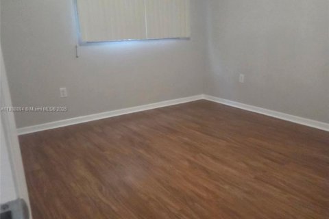 Condo in Pembroke Pines, Florida, 2 bedrooms  № 1941346 - photo 12