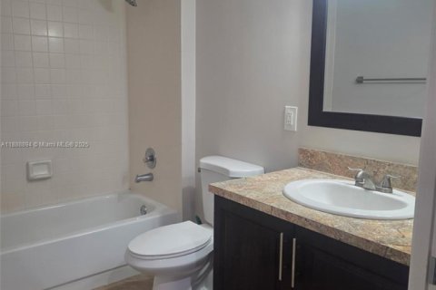 Condo in Pembroke Pines, Florida, 2 bedrooms  № 1941346 - photo 11