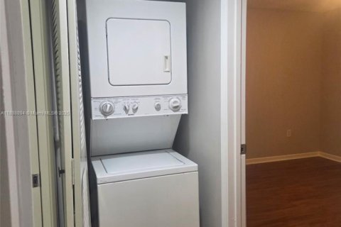Condo in Pembroke Pines, Florida, 2 bedrooms  № 1941346 - photo 13
