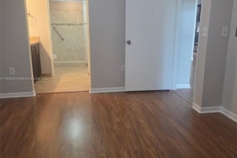 Condo in Pembroke Pines, Florida, 2 bedrooms  № 1941346 - photo 9