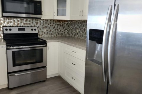 Condo in Coral Gables, Florida, 2 bedrooms  № 1806004 - photo 11