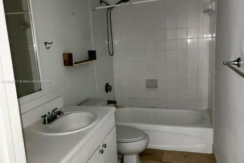 Condo in Coral Gables, Florida, 2 bedrooms  № 1806004 - photo 16