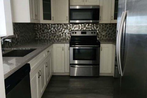 Condo in Coral Gables, Florida, 2 bedrooms  № 1806004 - photo 22