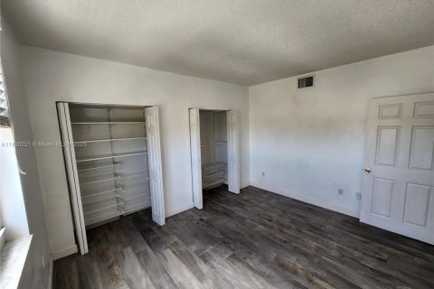 Condo in Coral Gables, Florida, 2 bedrooms  № 1806004 - photo 12