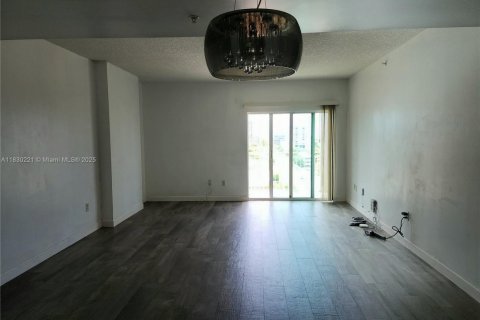 Condo in Coral Gables, Florida, 2 bedrooms  № 1806004 - photo 13