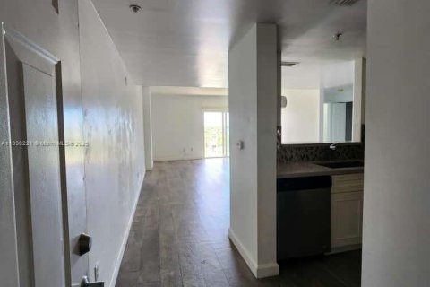 Condo in Coral Gables, Florida, 2 bedrooms  № 1806004 - photo 9