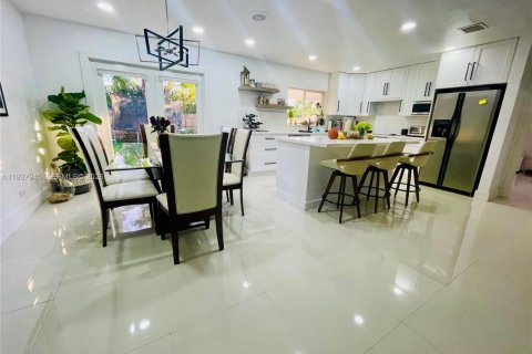 Снять в аренду виллу или дом в Катлер-Бей, Флорида 4 спальни, 177.54м2, № 1995658 - фото 3