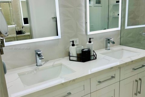 Снять в аренду виллу или дом в Катлер-Бей, Флорида 4 спальни, 177.54м2, № 1995658 - фото 19