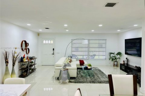 Снять в аренду виллу или дом в Катлер-Бей, Флорида 4 спальни, 177.54м2, № 1995658 - фото 12