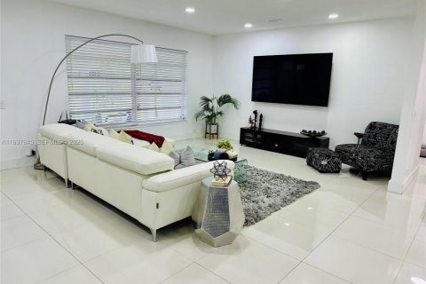 Снять в аренду виллу или дом в Катлер-Бей, Флорида 4 спальни, 177.54м2, № 1995658 - фото 9