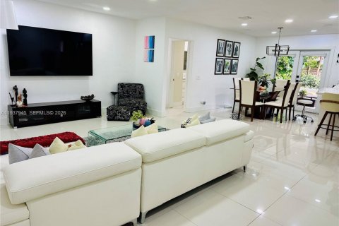 Снять в аренду виллу или дом в Катлер-Бей, Флорида 4 спальни, 177.54м2, № 1995658 - фото 8