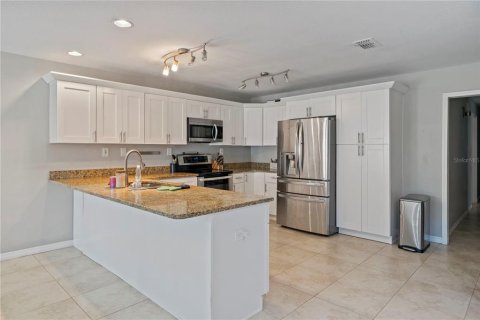 House in Zephyrhills, Florida 5 bedrooms, 324.04 sq.m. № 1911278 - photo 2