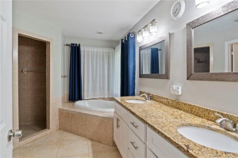 House in Zephyrhills, Florida 5 bedrooms, 324.04 sq.m. № 1911278 - photo 12