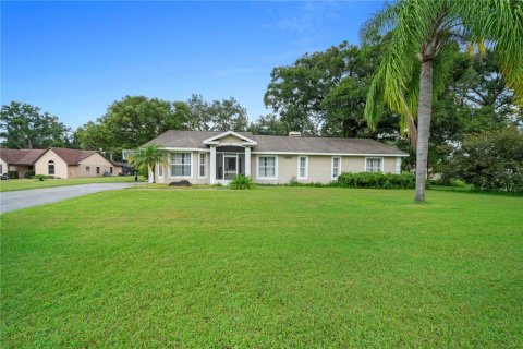 House in Zephyrhills, Florida 5 bedrooms, 324.04 sq.m. № 1911278 - photo 1