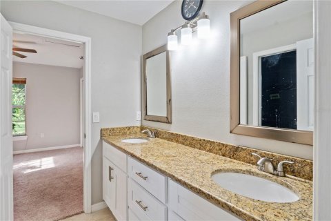 House in Zephyrhills, Florida 5 bedrooms, 324.04 sq.m. № 1911278 - photo 7