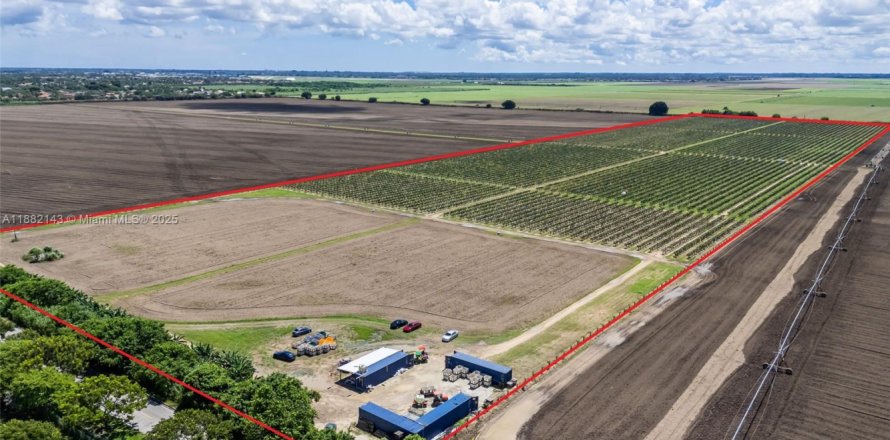 Commercial property in Miami, Florida № 1978921