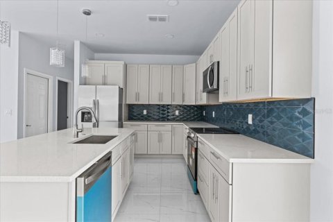 House in Deltona, Florida 4 bedrooms, 161.93 sq.m. № 2210359 - photo 12