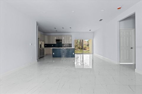 House in Deltona, Florida 4 bedrooms, 161.93 sq.m. № 2210359 - photo 7