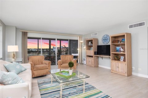 Condo in Saint Petersburg, Florida, 2 bedrooms  № 2149999 - photo 7