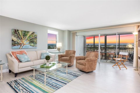 Condo in Saint Petersburg, Florida, 2 bedrooms  № 2149999 - photo 2
