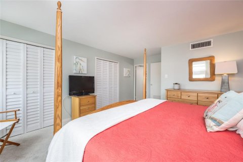 Condo in Saint Petersburg, Florida, 2 bedrooms  № 2149999 - photo 18