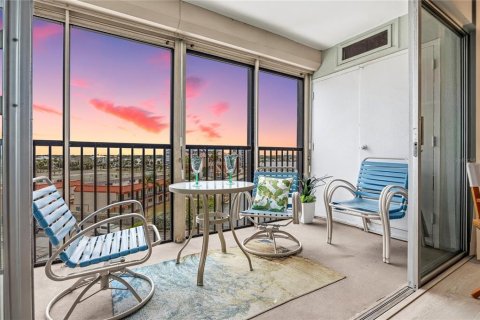 Condo in Saint Petersburg, Florida, 2 bedrooms  № 2149999 - photo 8