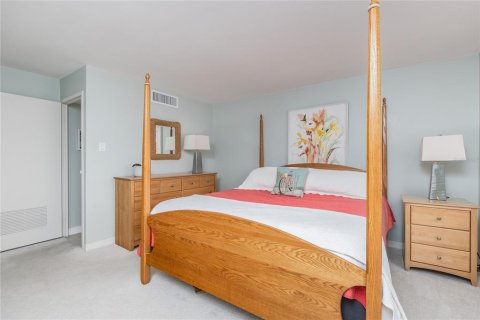 Condo in Saint Petersburg, Florida, 2 bedrooms  № 2149999 - photo 17