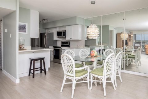 Condo in Saint Petersburg, Florida, 2 bedrooms  № 2149999 - photo 11