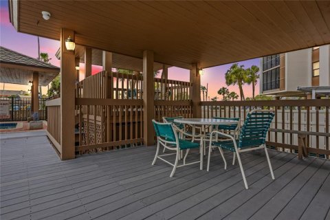 Condo in Saint Petersburg, Florida, 2 bedrooms  № 2149999 - photo 30