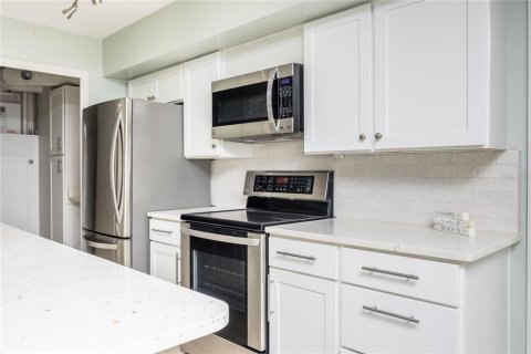 Condo in Saint Petersburg, Florida, 2 bedrooms  № 2149999 - photo 12