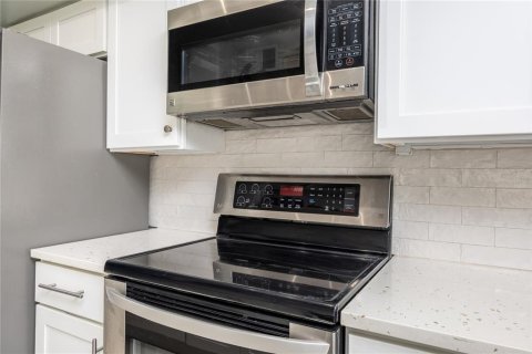 Condo in Saint Petersburg, Florida, 2 bedrooms  № 2149999 - photo 13