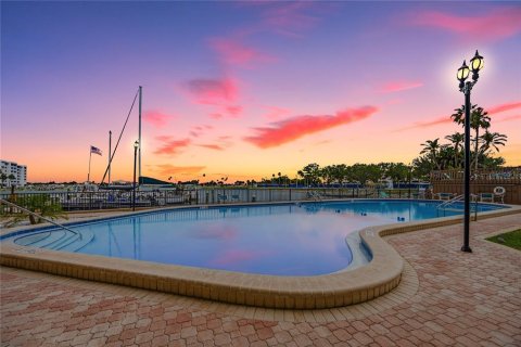 Condo in Saint Petersburg, Florida, 2 bedrooms  № 2149999 - photo 5