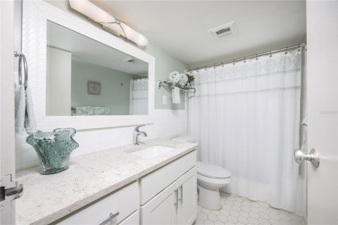 Condo in Saint Petersburg, Florida, 2 bedrooms  № 2149999 - photo 23