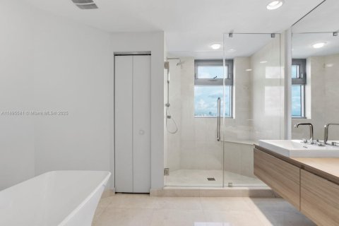 Condominio en venta en North Miami Beach, Florida, 2 dormitorios, 167.97 m2 № 2014559 - foto 28