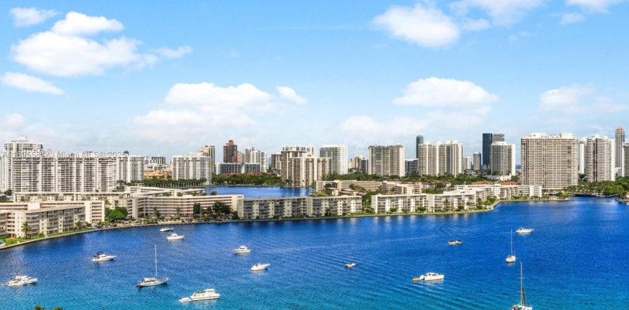 Condominio en North Miami Beach, Florida, 2 dormitorios № 2014559