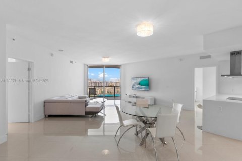 Condominio en venta en North Miami Beach, Florida, 2 dormitorios, 167.97 m2 № 2014559 - foto 2