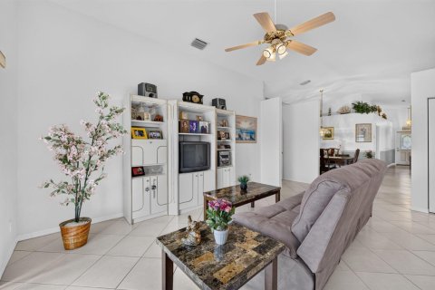 House in Port St. Lucie, Florida 3 bedrooms, 181.16 sq.m. № 2392923 - photo 13