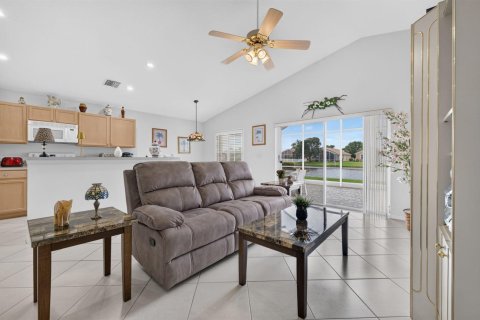 House in Port St. Lucie, Florida 3 bedrooms, 181.16 sq.m. № 2392923 - photo 12